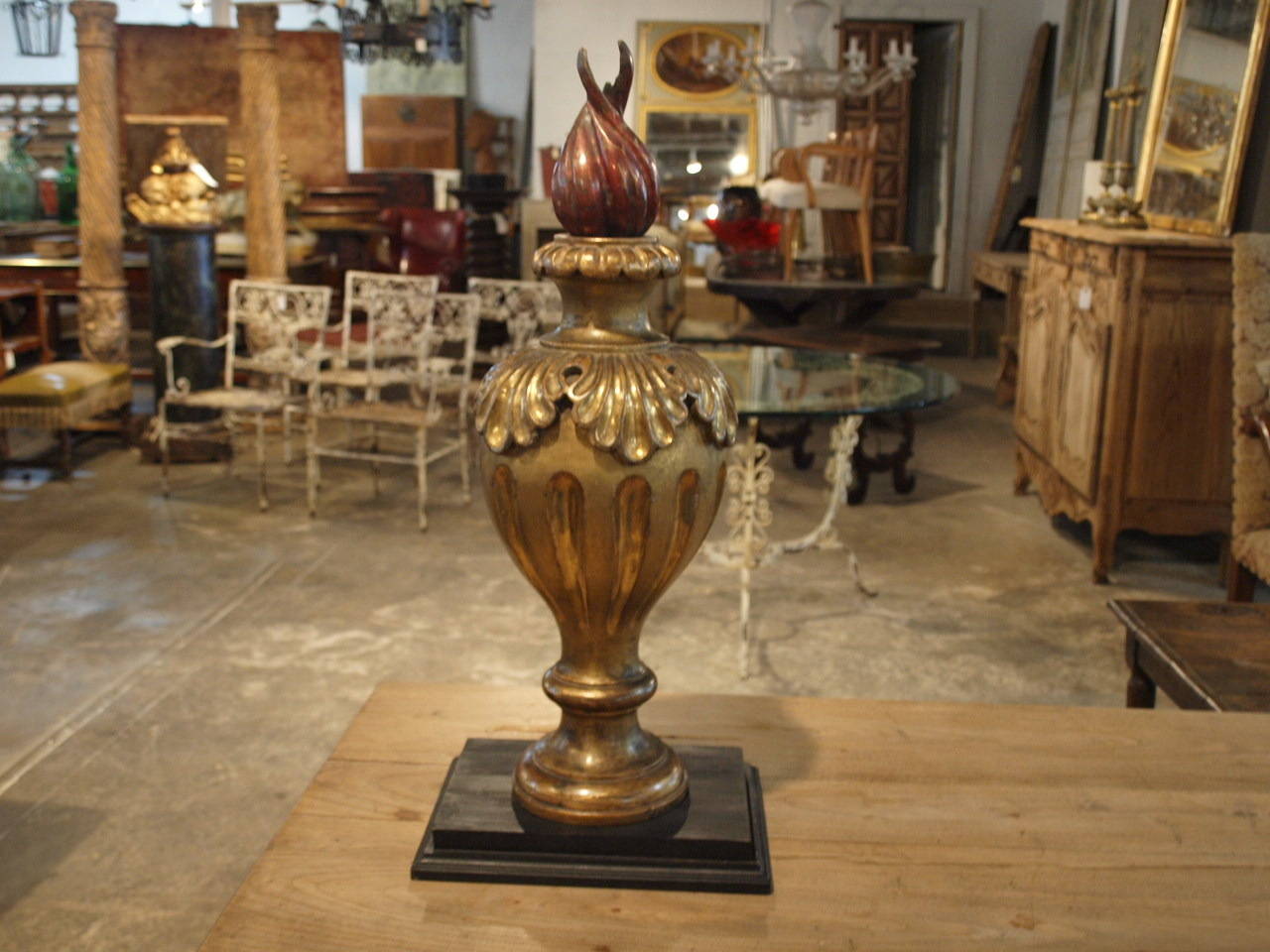 Pair of 19th Century Italian Giltwood Flame Finials In Good Condition For Sale In Atlanta, GA