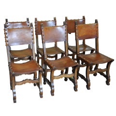 Ensemble de six chaises à manger en cuir de style Renaissance espagnole