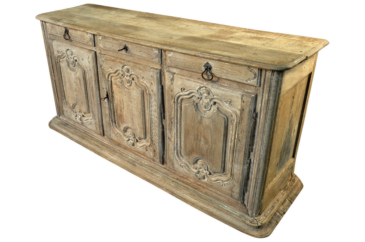 French 18th Century Louis XIV Style Buffet or Enfilade Made of Bleached Oak In Good Condition In Atlanta, GA