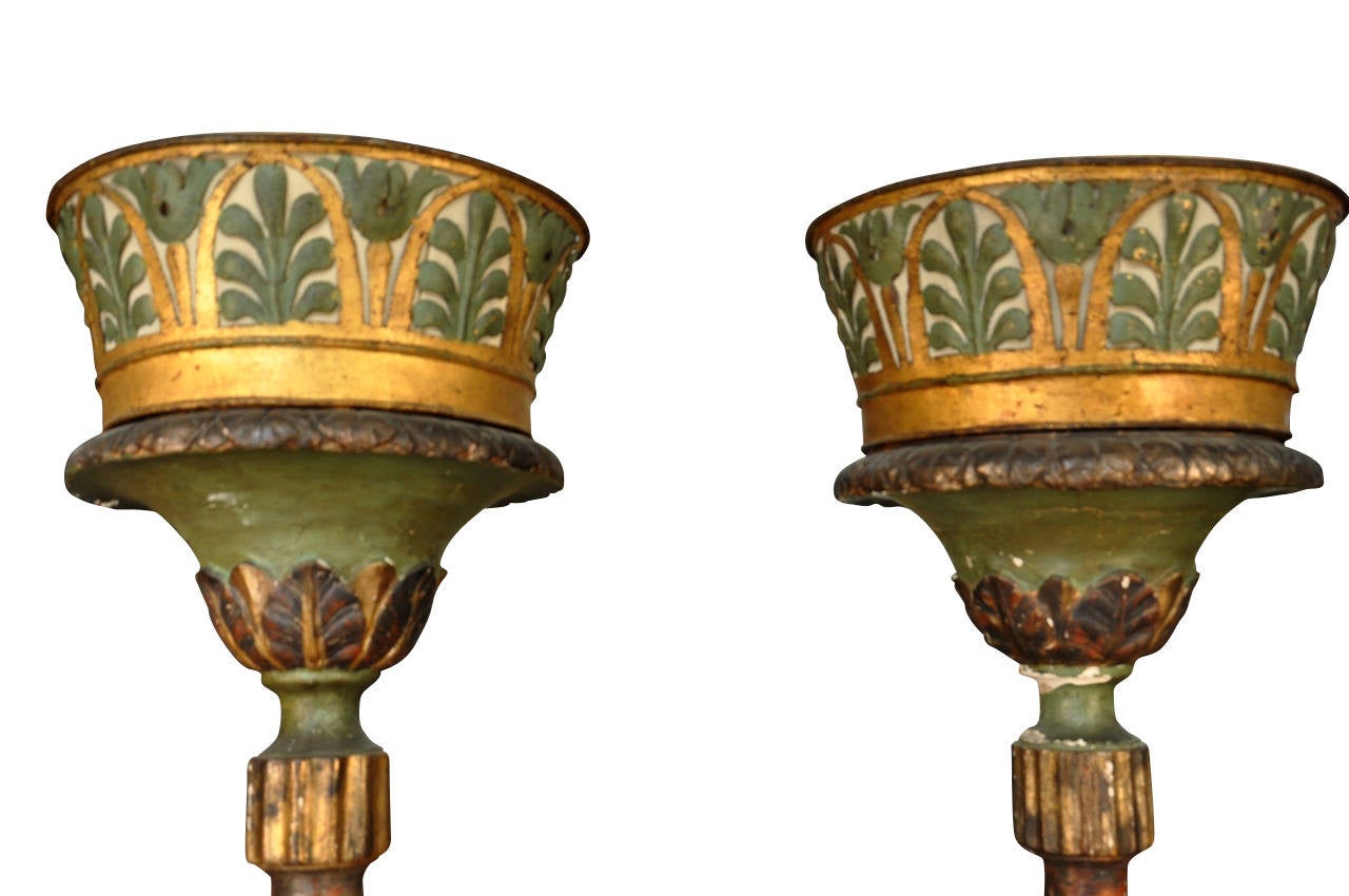 Monumentales Paar italienischer Fackeln aus lackiertem und vergoldetem Holz aus dem 18. Jahrhundert im Zustand „Gut“ im Angebot in Atlanta, GA