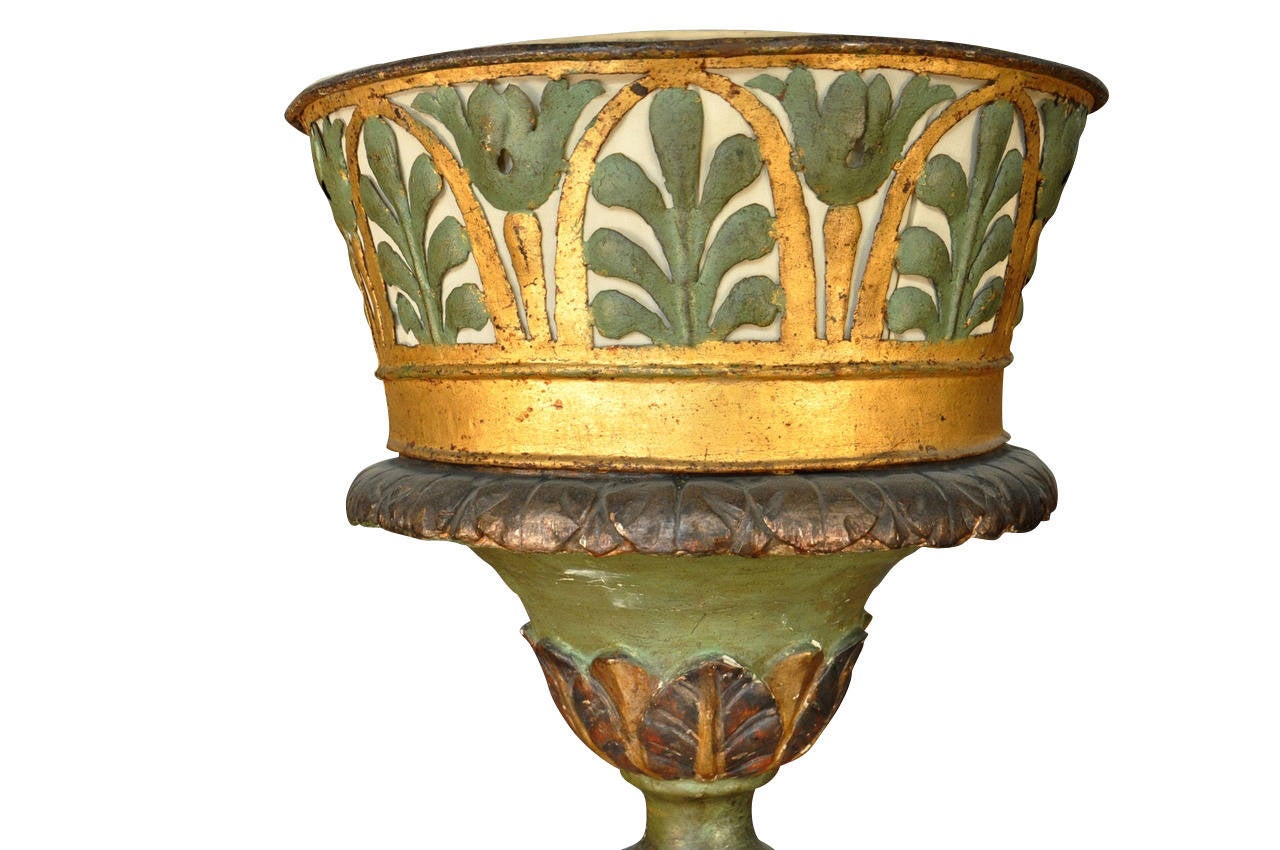 Monumental Pair of Italian 18th Century torchère in Painted and Giltwood In Good Condition For Sale In Round Top, TX