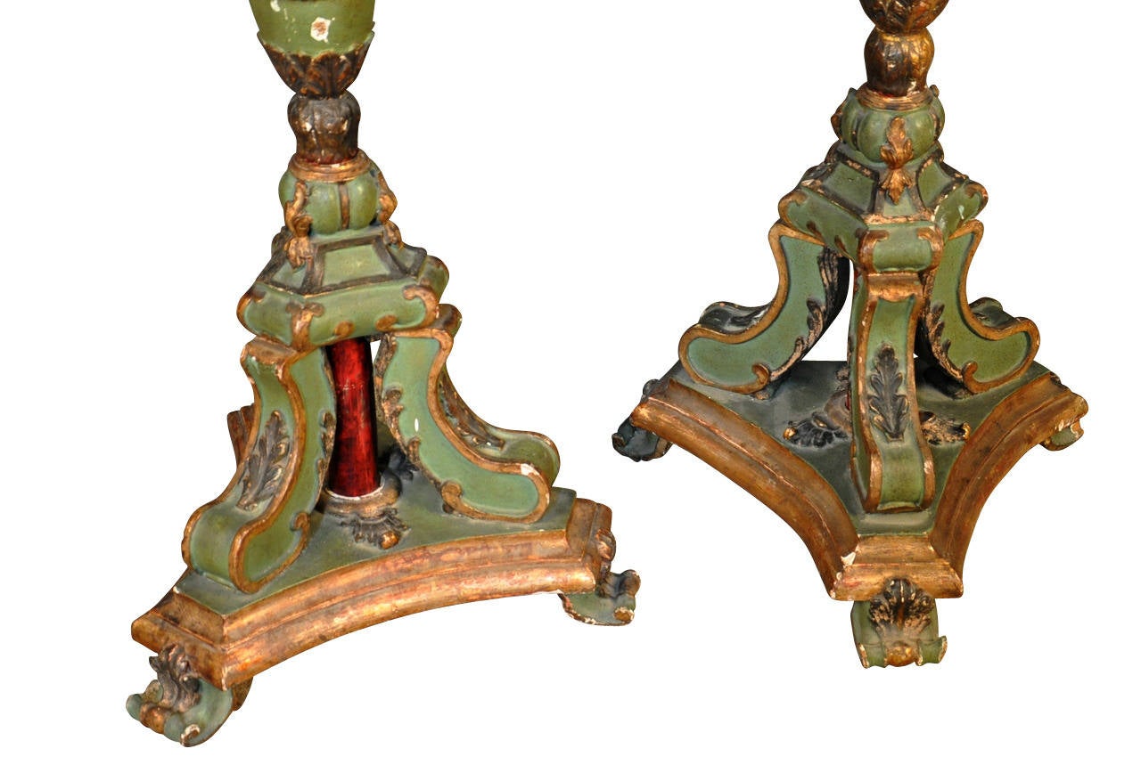 Monumentales Paar italienischer Fackeln aus lackiertem und vergoldetem Holz aus dem 18. Jahrhundert im Angebot 3