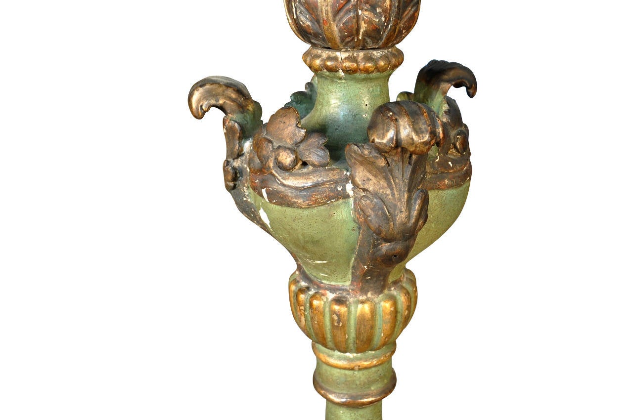 Monumental Pair of Italian 18th Century torchère in Painted and Giltwood For Sale 3