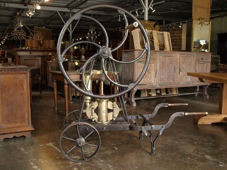 Pompe à vin / pompe à vigne française de la fin du 19e siècle en fer ancien avec marque de fabricant. Marque de fabrique 