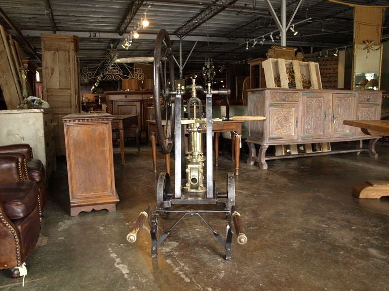 Pompe à vin française ancienne fin 19ème siècle en fer Bon état à Round Top, TX