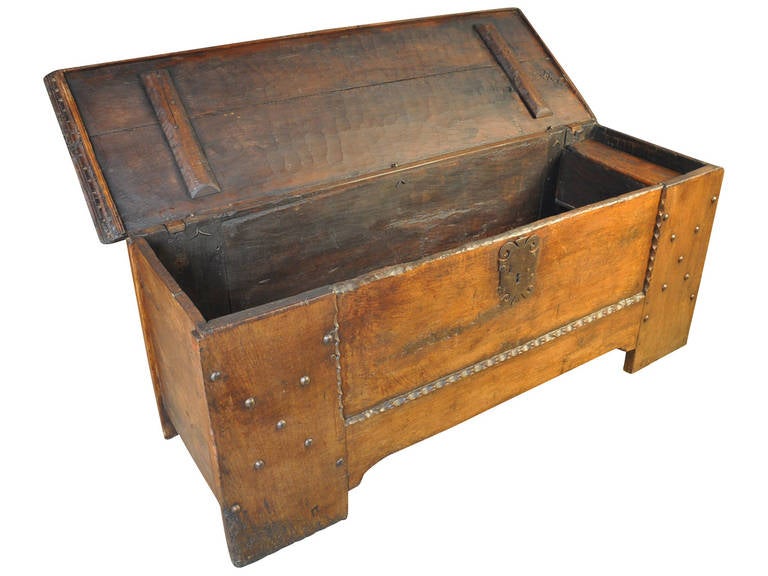 18th Century and Earlier Primitive Spanish 17th Century Coffre - Trunk In Walnut