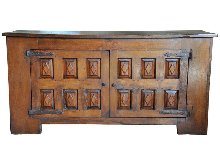 Antique Spanish buffet, 18th century in oak. The top is made from a single piece of wood. This beautiful buffet is from the Catalan region of Spain.

Keywords: sideboard, server, console, cabinet, TV console