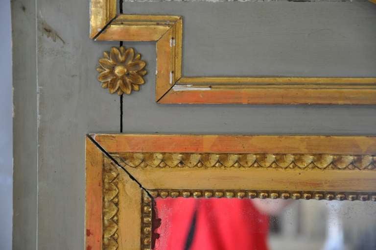 Miroir Trumeau de style Louis XVI du milieu du XIXe siècle en bois peint et doré en vente 1