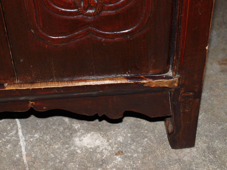 Coppia di armadietti cinesi laccati Bordeaux con piani in Pudding Stone in vendita 1