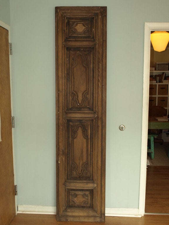 Italienische Tafel aus geschnitztem Nussbaum und Eiche aus dem frühen 19. Jahrhundert. Das schöne architektonische Element eignet sich hervorragend als Kopfteil für ein Kingsize-Bett oder als Platte für einen einzigartigen Konsolentisch.
