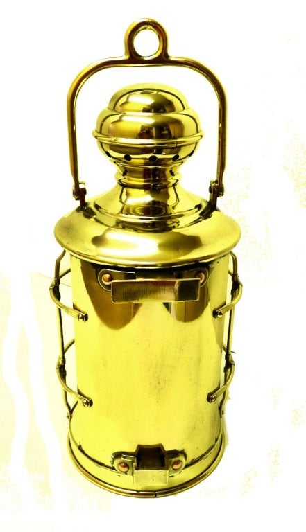 Presented is a lamp that you are very unlikely to come across says Anthony Hobson, in book II of, - Lanterns That Lit Our World -. They were made by Perkins Marine Lamp Corporation during the first and second World Wars as bulkhead lights for