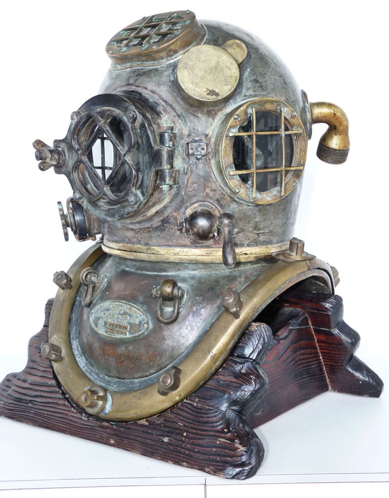 
STAND NOT INCLUDED

Weights: Bonnet 27. 5 lbs. Breast plate 25 lbs Total 52.5 lbs 

Copyright 2012 by Land And Sea Collection, All Rights Reserved.
Presented is a very rare 12 bolt, 4 light Morse Navy MK V diving helmet that was made in 1916,