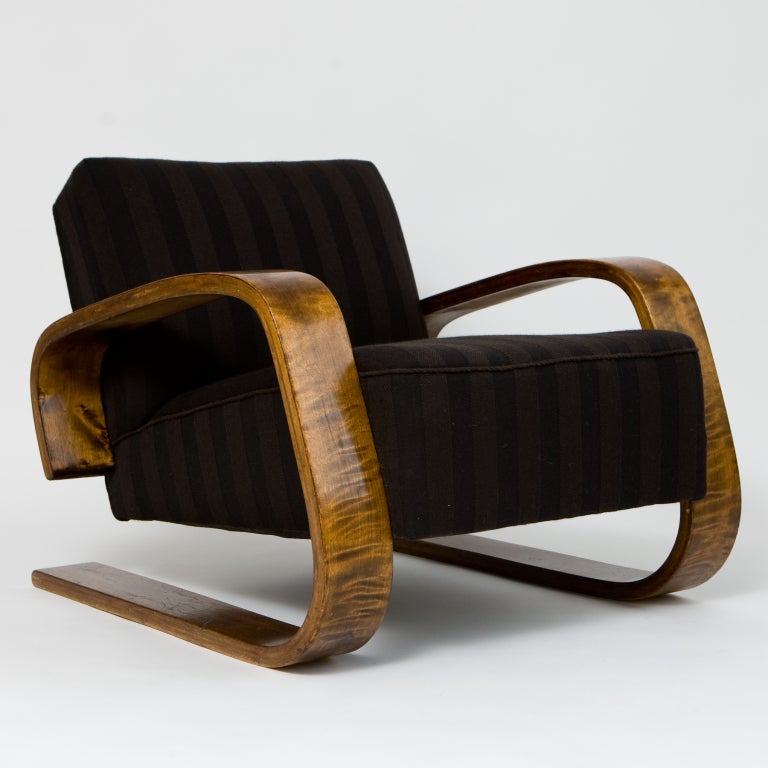 The armchair 400, designed by Alvar Aalto and better known as Tank, is one of the absolute milestones in furniture design of the 1900s. Alvar Aalto designed the Tank in 1936 for the Milan Triennale. The voluminous chair attracted significant