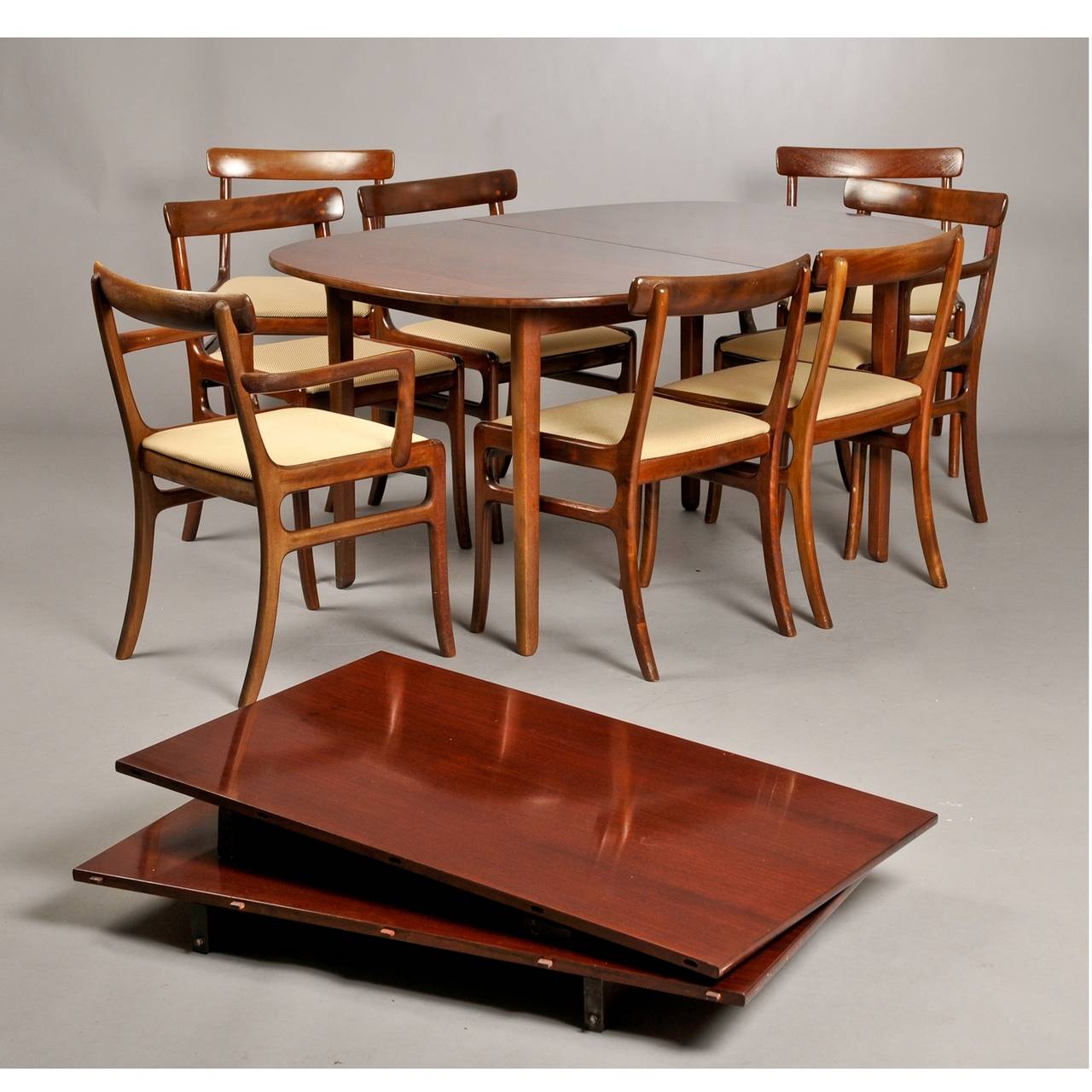 Scandinavian Modern Expandable Dining Table in Mahogany by Ole Wanscher For Sale
