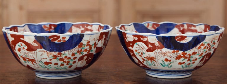 Pair Antique Imari Bowls In Excellent Condition In Dallas, TX