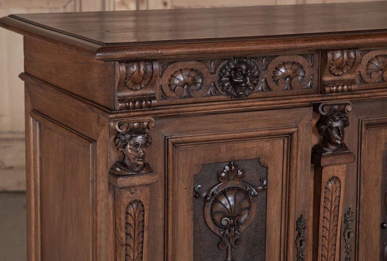 Antikes italienisches Renaissance-Buffet aus Nussbaum