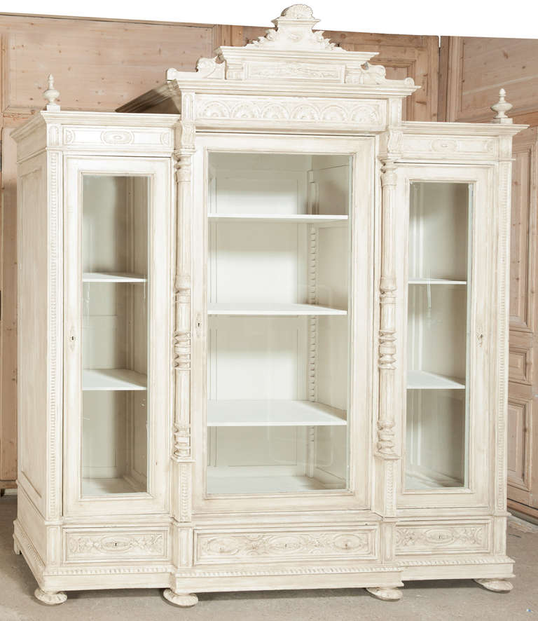 The stately architecture of the Louis XVI style was derived directly from classical Greek and Roman antiquity, and will remain in style for as long as mankind will need furniture! This example, with step-up center section, features generously sized