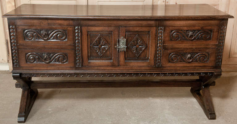 French Renaissance Low Oak Credenza/Buffet/Sofa Cabinet In Excellent Condition In Dallas, TX