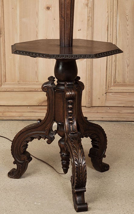Vintage Louis XIV Walnut Floor Lamp In Excellent Condition In Dallas, TX