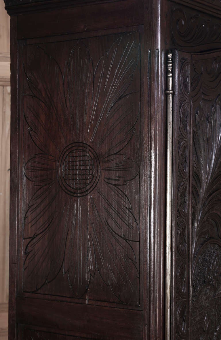 Fully carved on all three facades, this impressive armoire hails from the workshops of Brittany, where artisans have been producing creations with their unique style for centuries. Depicted on the doors are a man and woman dressed in typical