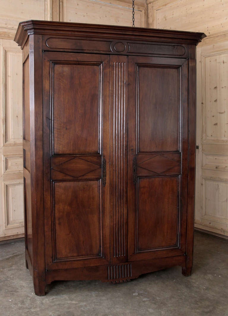 Ancienne armoire en noyer d'époque Directoire français