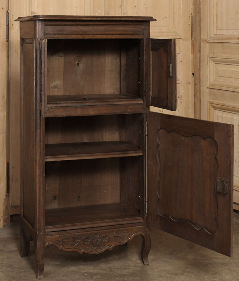 Vintage Country French Cabinet In Excellent Condition In Dallas, TX