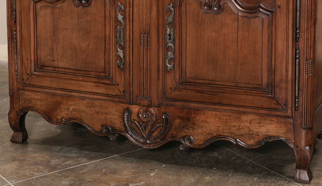 18th Century Country French Walnut Buffet a Deux Corps ~ Saturday Sale!  In Excellent Condition In Dallas, TX