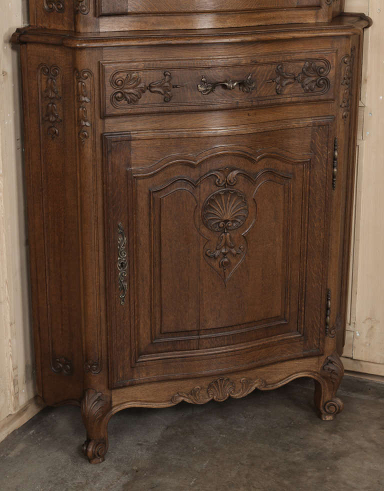 Antique Country French Corner Vitrine In Excellent Condition In Dallas, TX