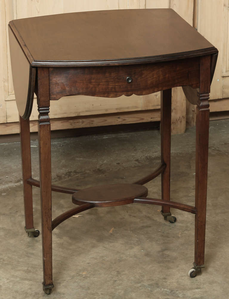 Antique English Drop Leaf Table In Excellent Condition In Dallas, TX