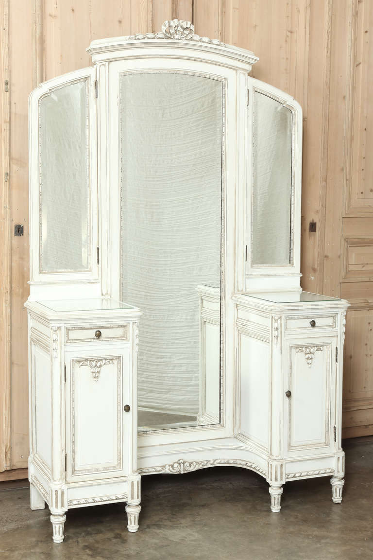 Vintage French Louis XV Painted Vanity In Excellent Condition In Dallas, TX