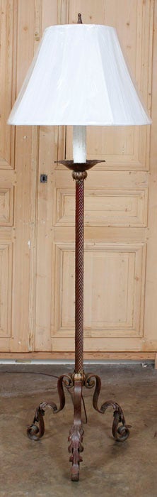 Antike schmiedeeiserne Stehlampe