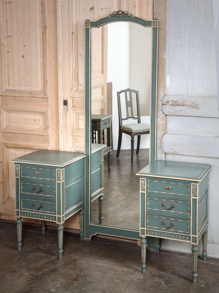 Vintage Louis XVI Painted Bedroom Suite In Excellent Condition In Dallas, TX