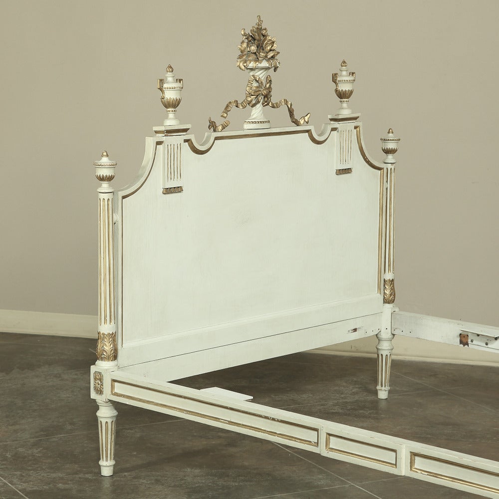 Antique 19th Century Italian Painted and Gilded Neoclassical Bed In Excellent Condition In Dallas, TX