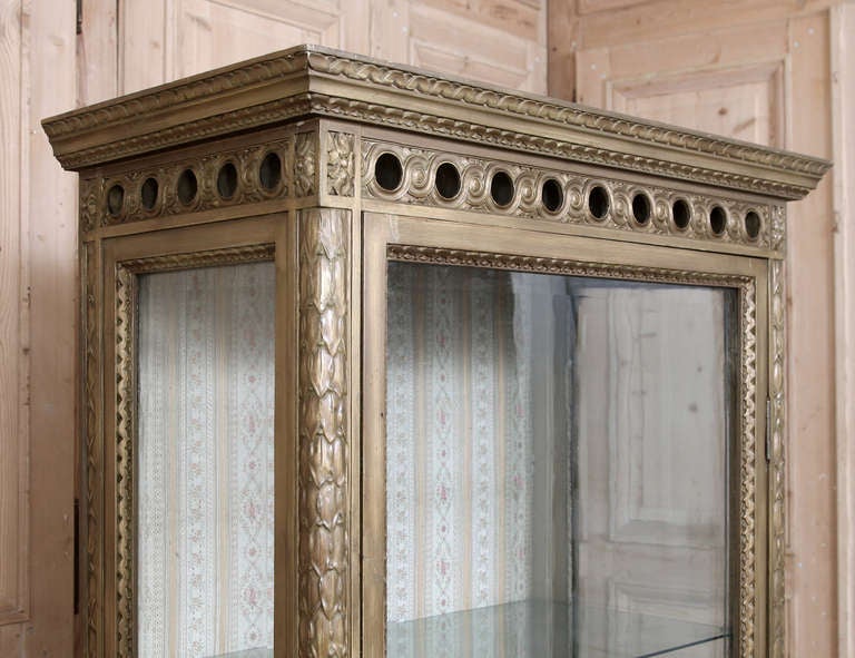 Antique Italian Neoclassical Painted and Gilded Vitrine In Excellent Condition In Dallas, TX