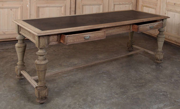 Bureau rustique ancien Henri II