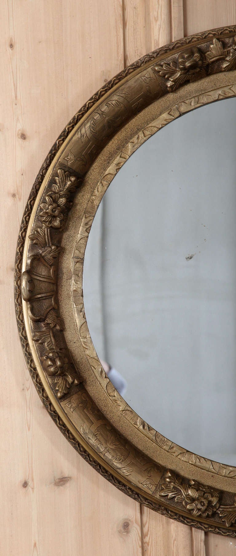 Antique Round Giltwood Mirror In Excellent Condition In Dallas, TX