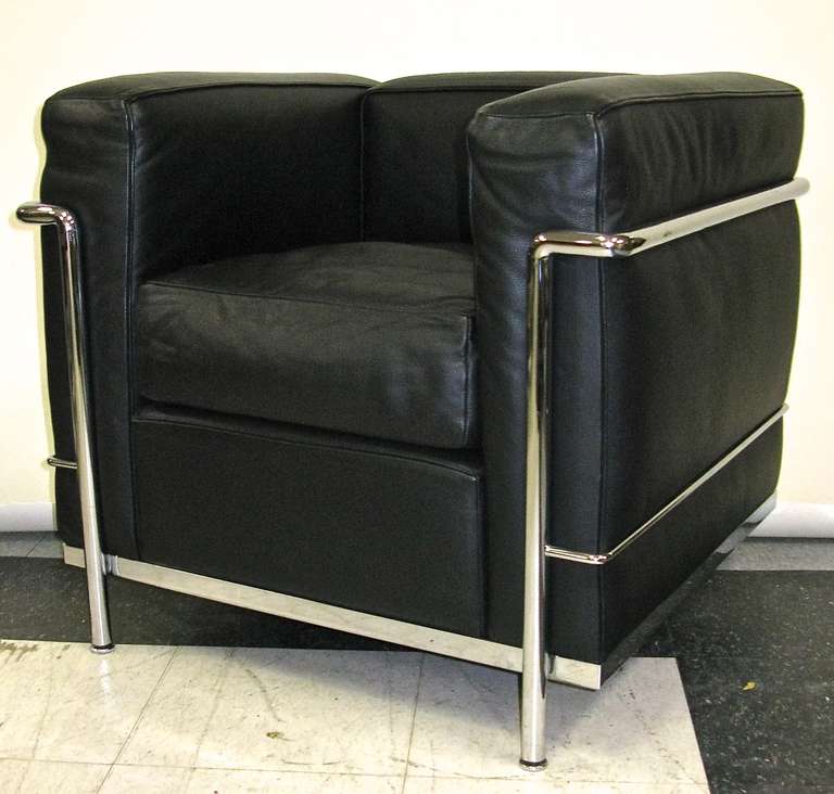Excellent condition.Black leather. Produced by Cassina. Signed and labeled. 1 additional set available as a separate purchase.