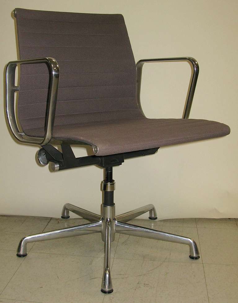 Aluminum arms with 5 star base. Adjustable height. Graphite colored fabric in fabulous condition. Has nice heavy feel with slight texture. Overall excellent condition.