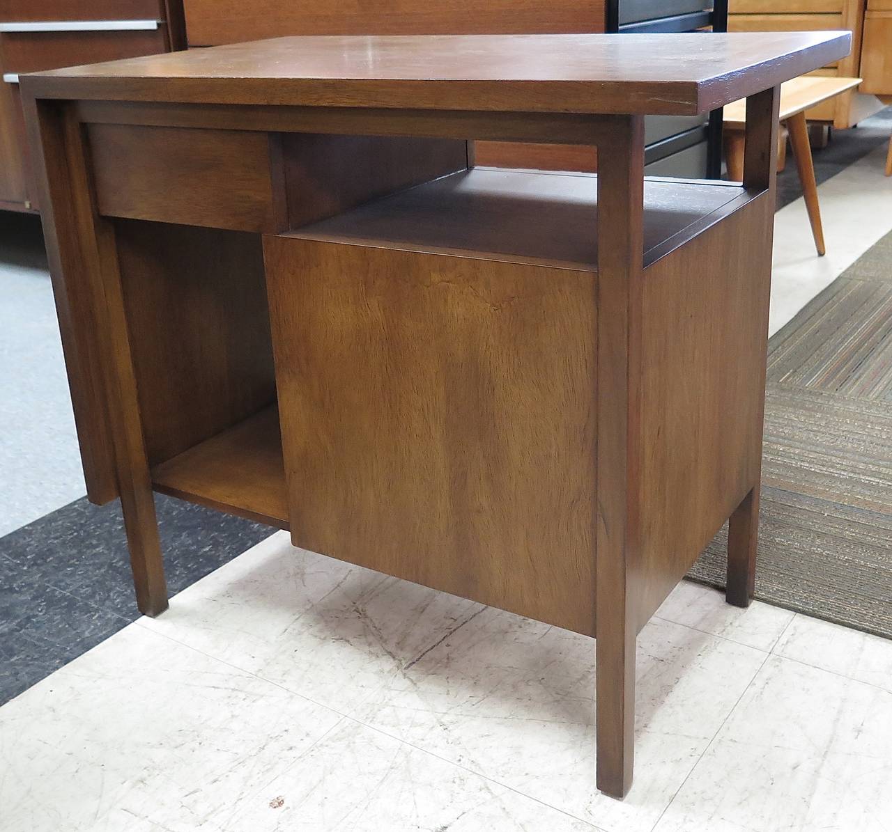 Pair of John Widdicomb Nightstands, 1950 2