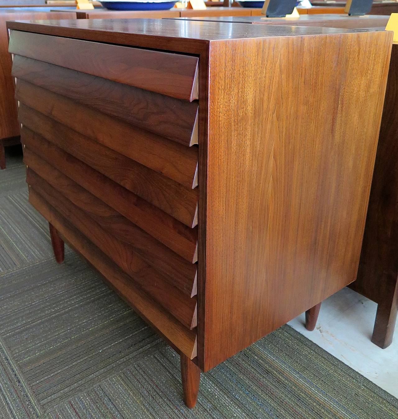 American of Martinsville Pair of Three-Drawer Chests, 1960 In Excellent Condition In Hudson, NY
