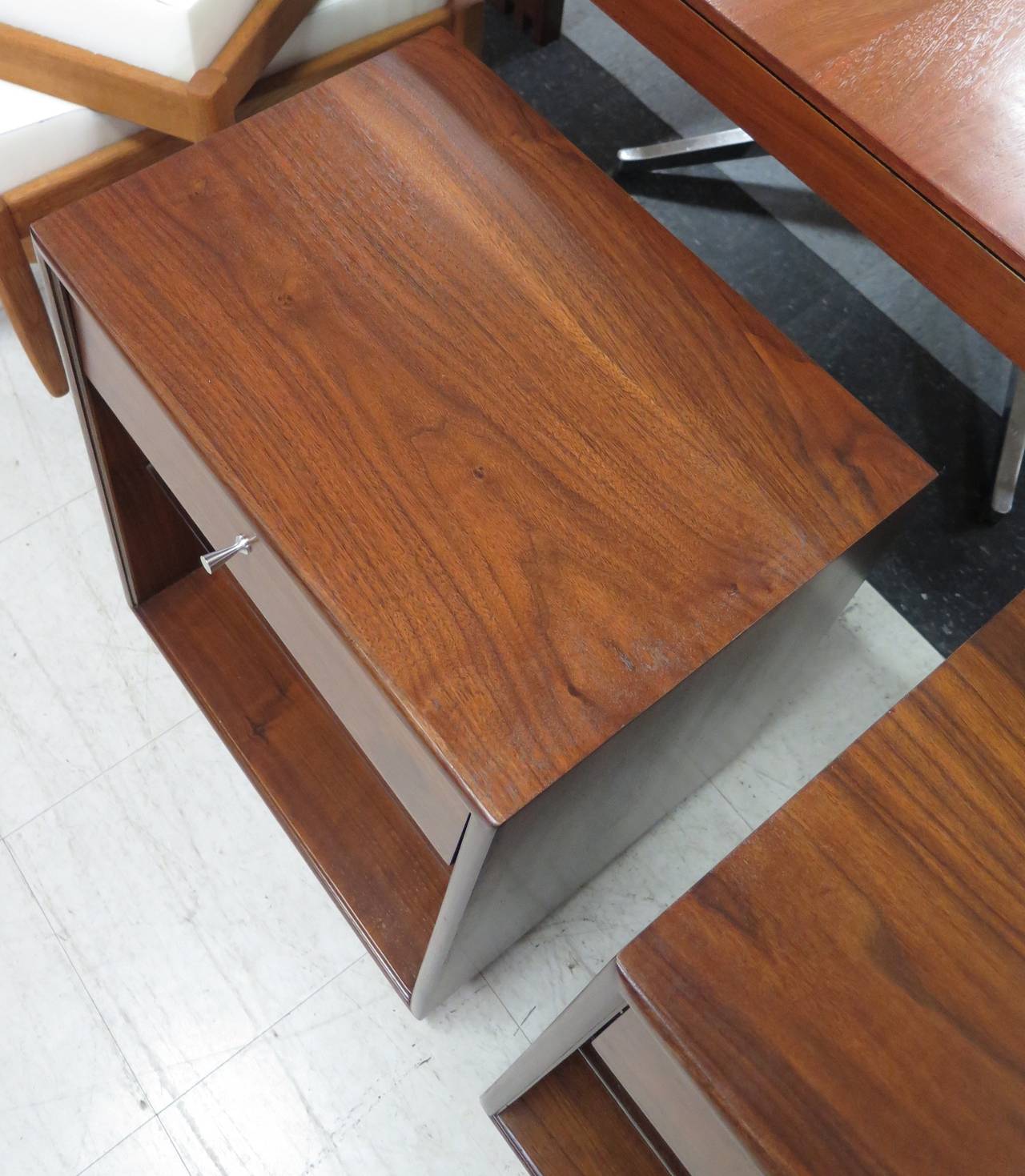  1950s Pair of Drexel Nightstands In Excellent Condition For Sale In Hudson, NY