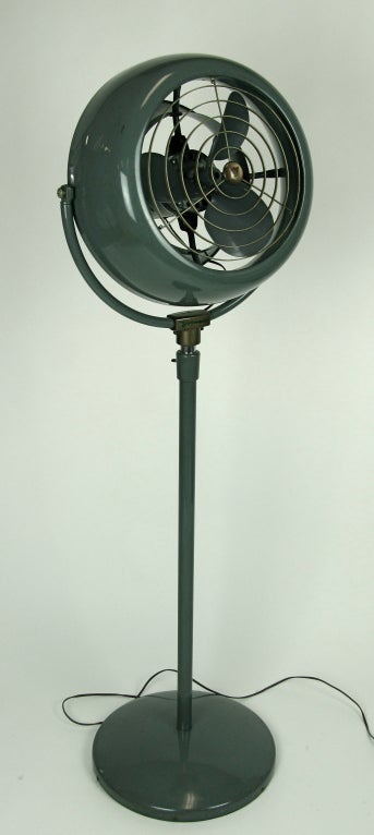 Great classic fan in very good vintage condition.Adjustable height.The fan has 3-speeds.