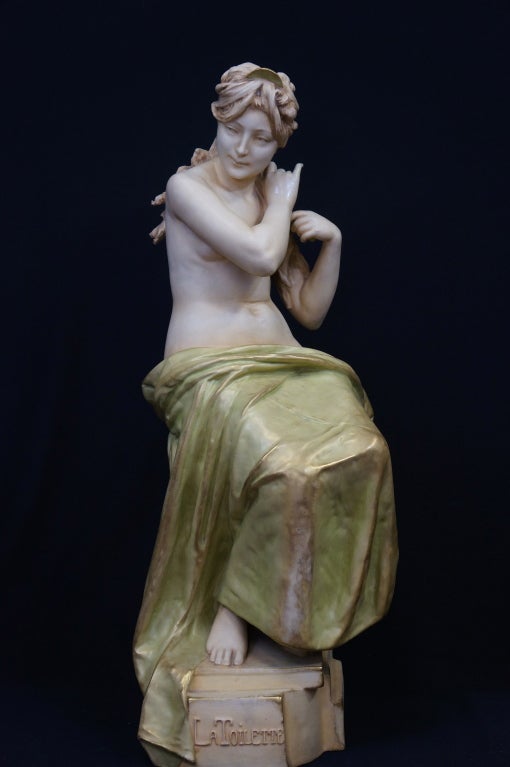 Monumental Amphora Nude "La Toilette"