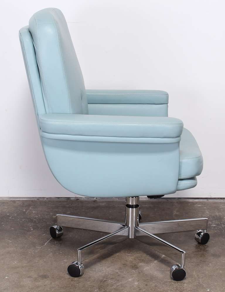 Mid-Century Modern Pace Style Blue Leather and Chrome Executive Chair, 1980