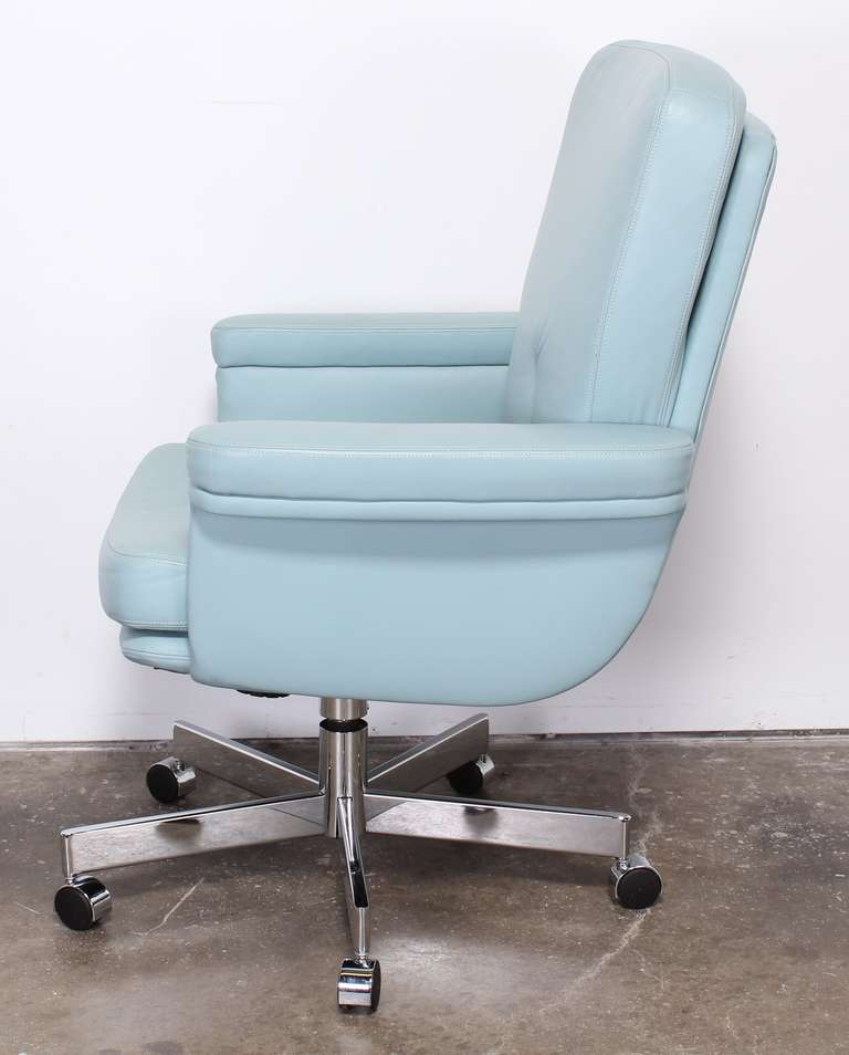 Pace Style Blue Leather and Chrome Executive Chair, 1980 In Good Condition In Hamburg, PA