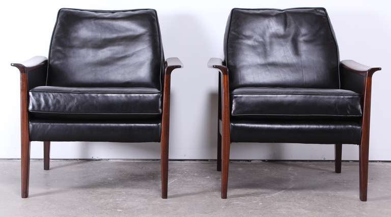 Pair of Danish Mid Century Modern Rosewood and Black Leather Armchairs In Excellent Condition In Hamburg, PA