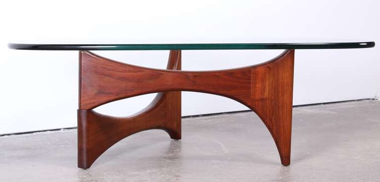 An excellent iconic Mid Century designer walnut cocktail table in the style of Noguchi.