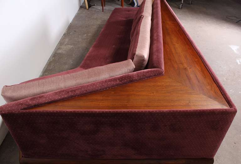 Walnut Boomerang Sofa by Adrian Pearsall, 1960 In Good Condition In Hamburg, PA