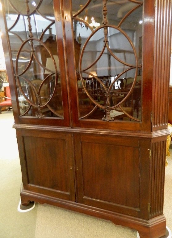 Georgian English Corner Cabinet In Excellent Condition For Sale In Houston, TX