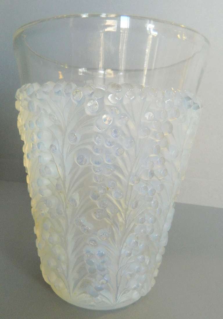 R Lalique Holly Vase In Excellent Condition For Sale In Houston, TX